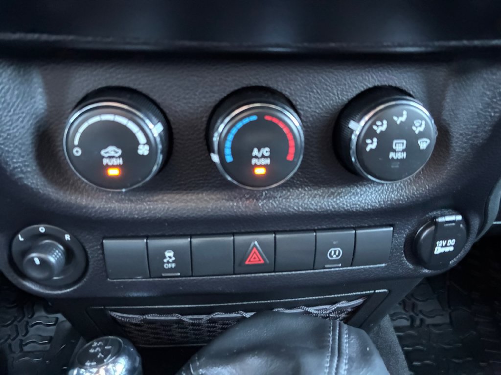Used 2017 Jeep Wrangler Rubicon w/ Power Convenience Group AWD/4WD image 4