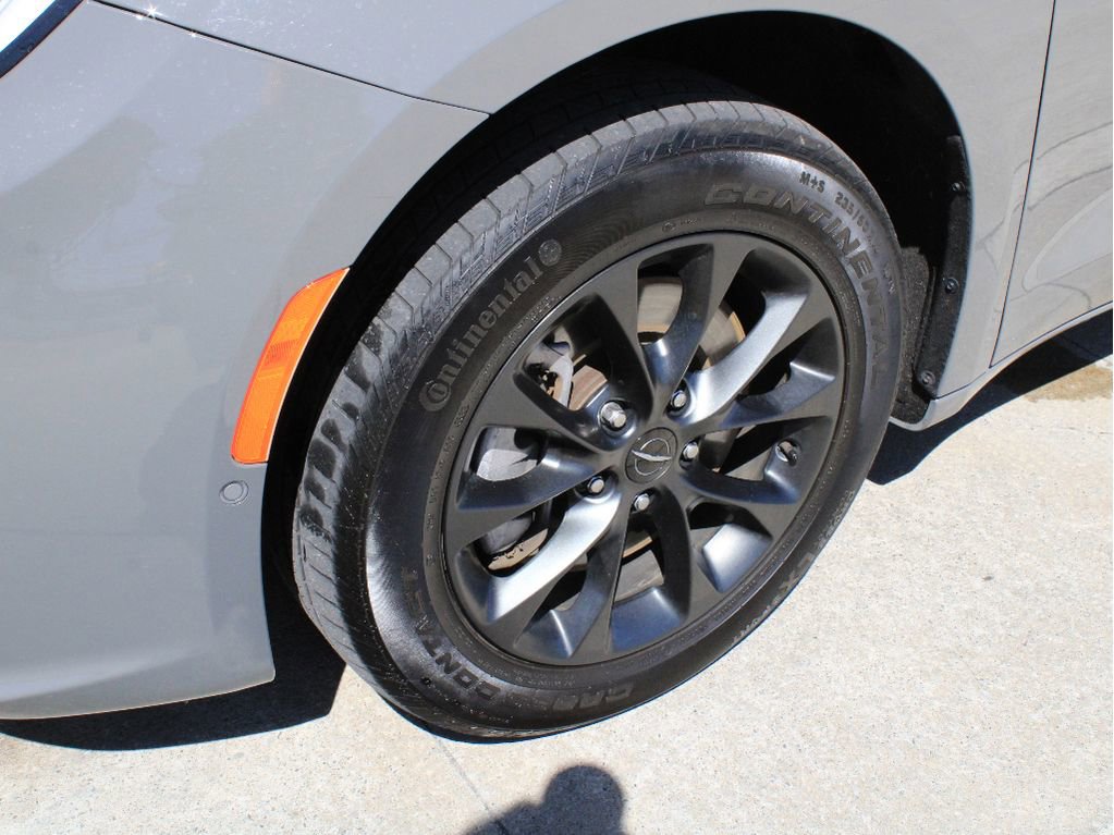Used 2021 Chrysler Pacifica Touring-L w/ Premium & Safety Sphere Group AWD/4WD image 38