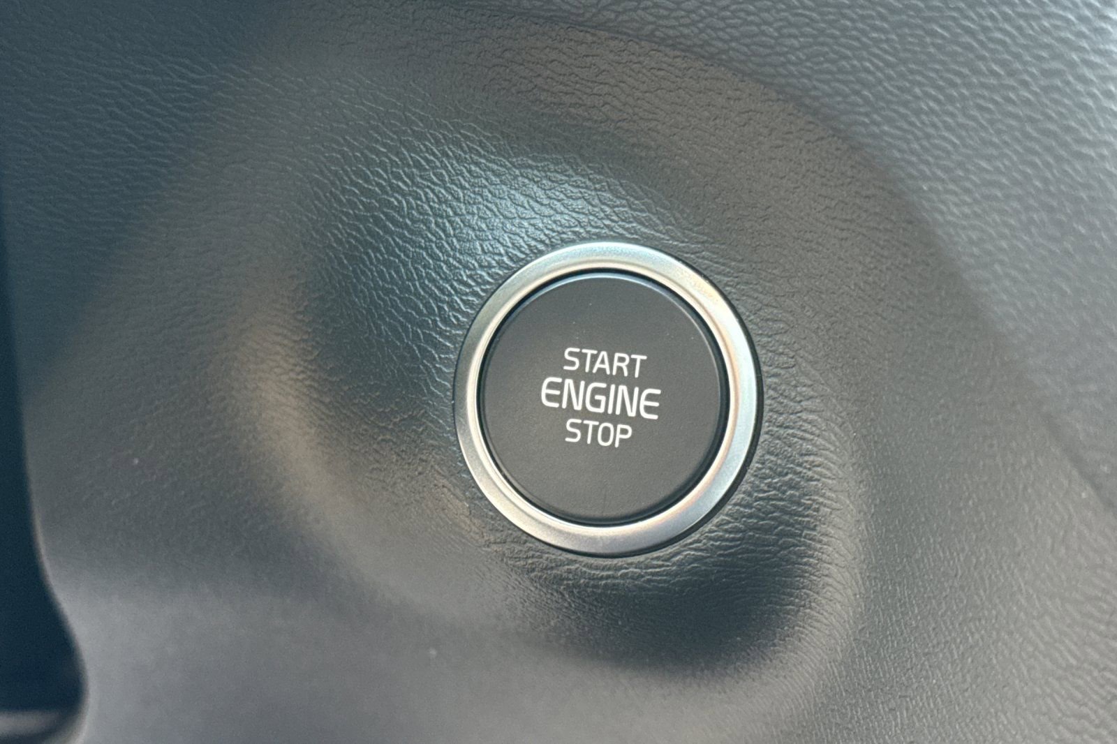 Used 2024 Volvo XC40 B5 Plus w/ Climate Package image 25