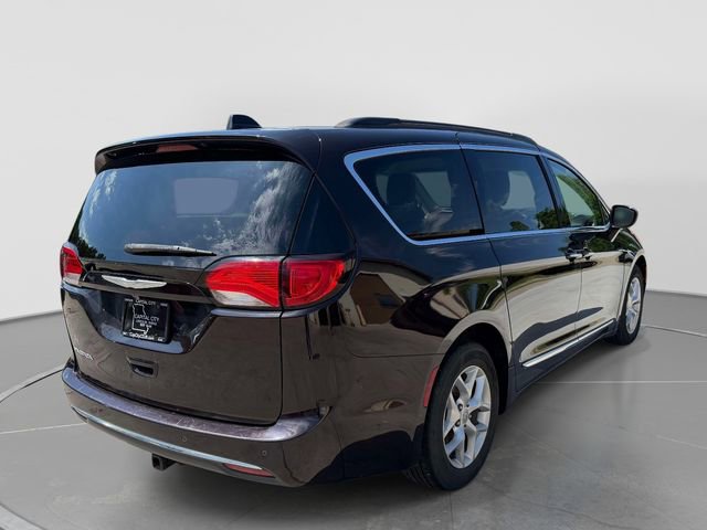 Used 2017 Chrysler Pacifica Touring-L w/ Tire & Wheel Group FWD image 4