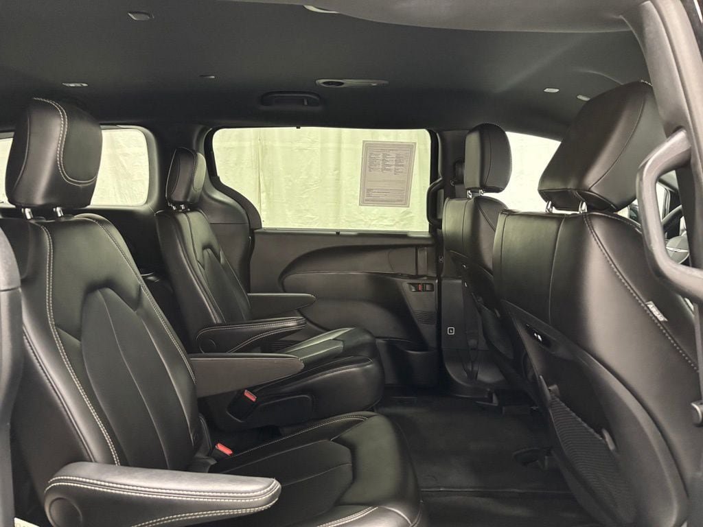 Used 2025 Chrysler Pacifica Select FWD image 50