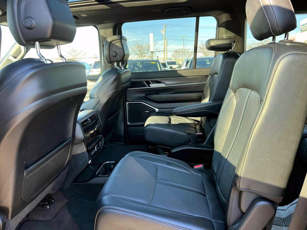 Used 2024 Jeep Wagoneer L Series II w/ Premium Group I image 11