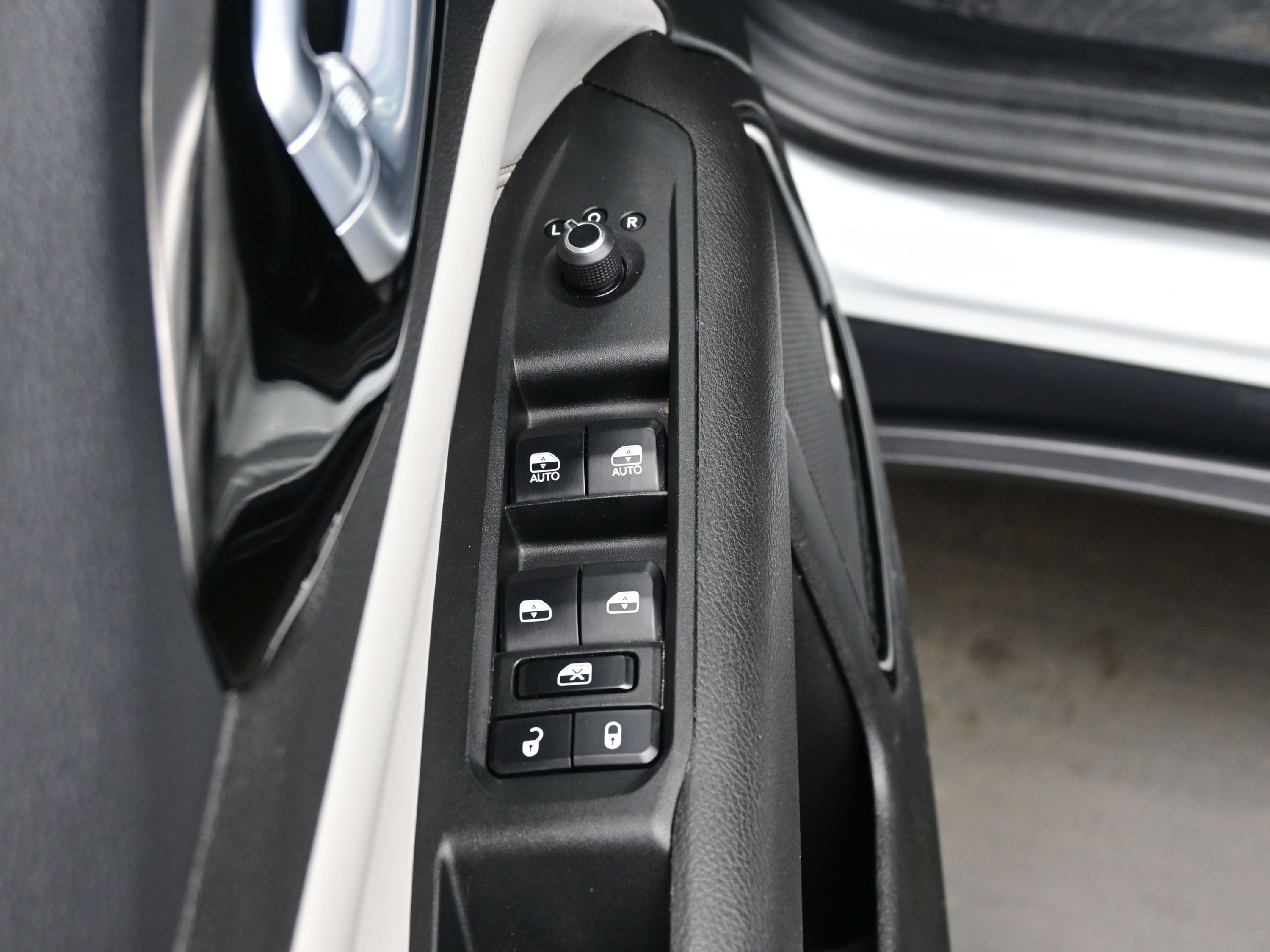 Used 2023 Jeep Compass Limited w/ Sun and Sound Group AWD/4WD image 13