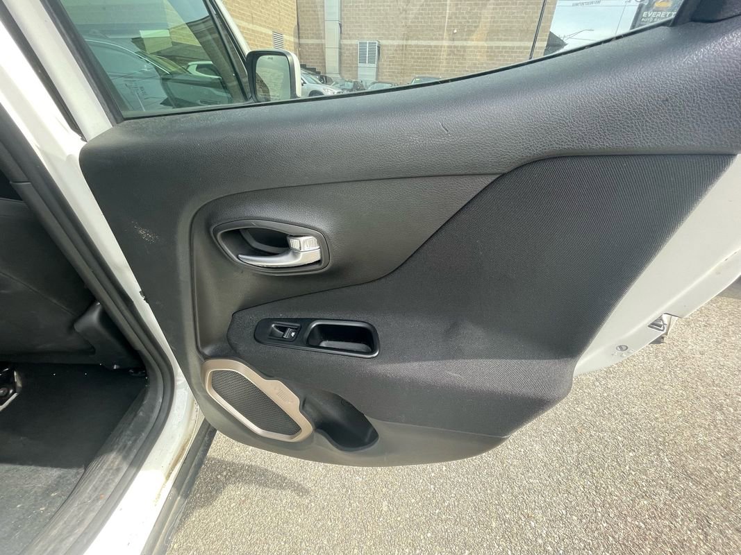 Used 2016 Jeep Renegade Latitude image 19