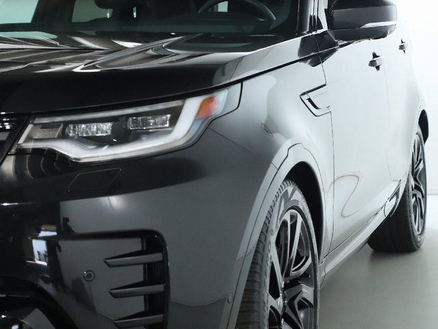 Used 2024 Land Rover Discovery Dynamic SE image 14