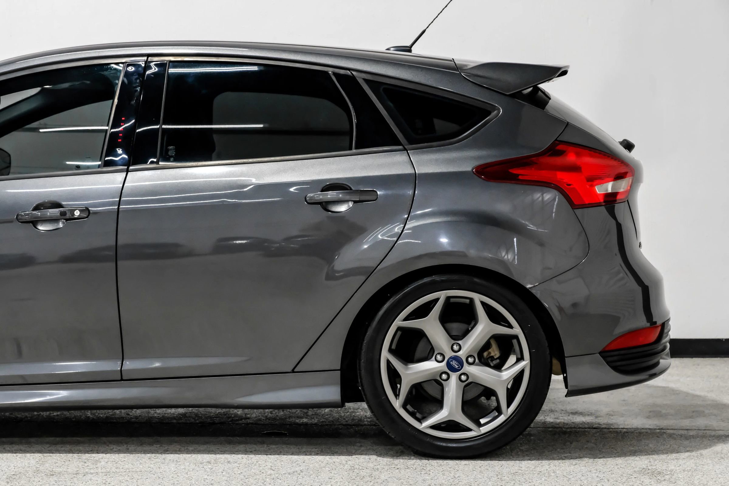 Used 2018 Ford Focus ST w/ Equipment Group 402A FWD image 19