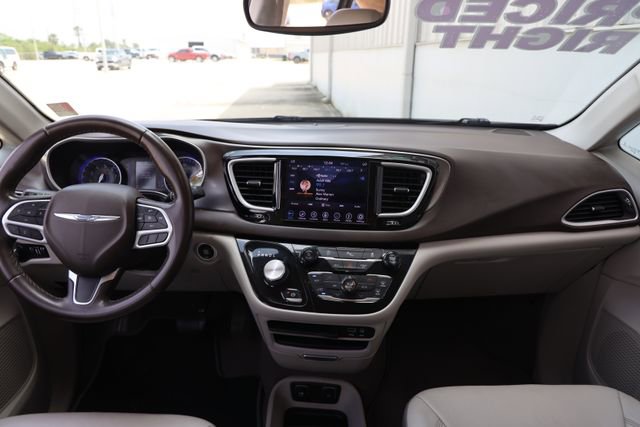 Used 2018 Chrysler Pacifica Touring-L w/ Tire & Wheel Group FWD image 27