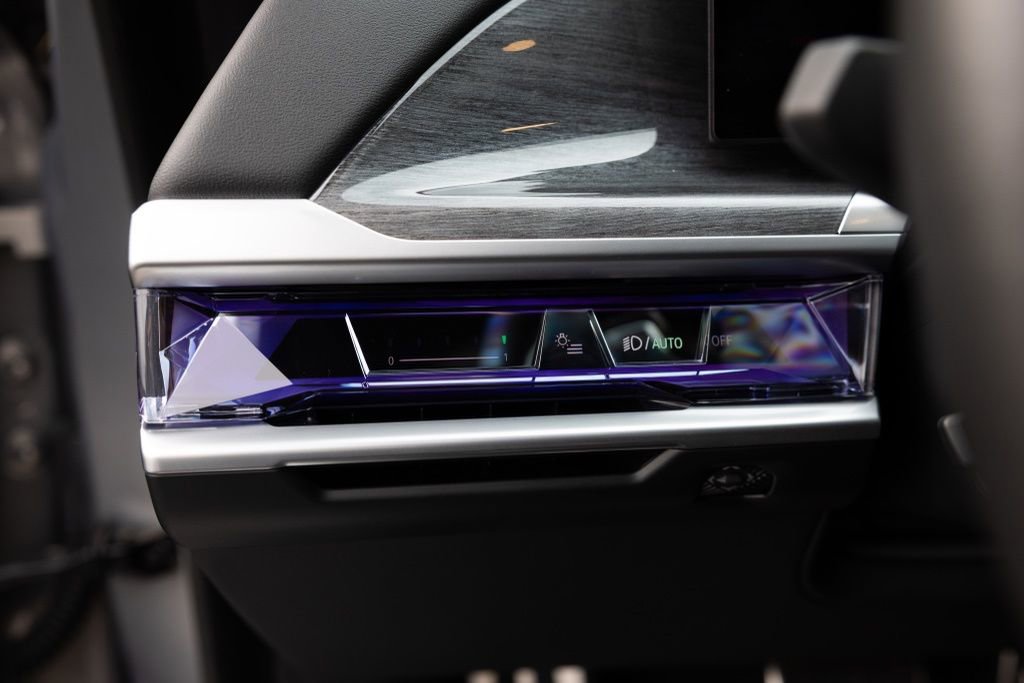 Used 2024 BMW 760i xDrive w/ Premium Package 2 image 24