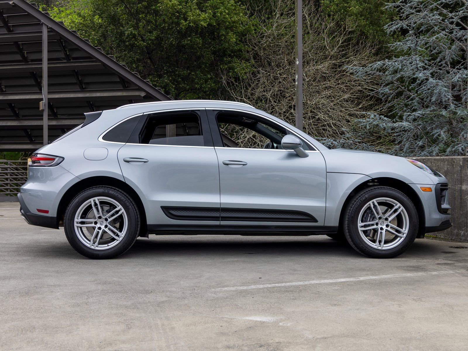 Certified 2025 Porsche Macan image 12