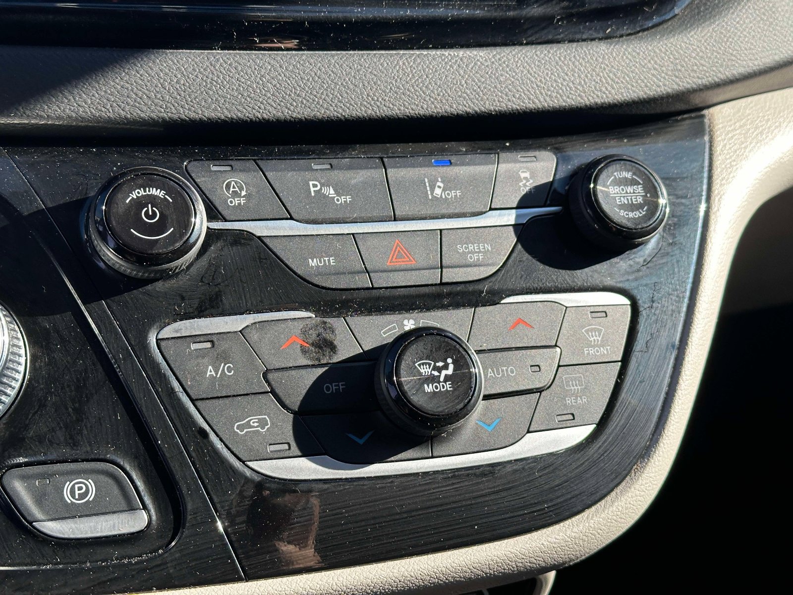 Used 2023 Chrysler Pacifica Touring-L FWD image 27