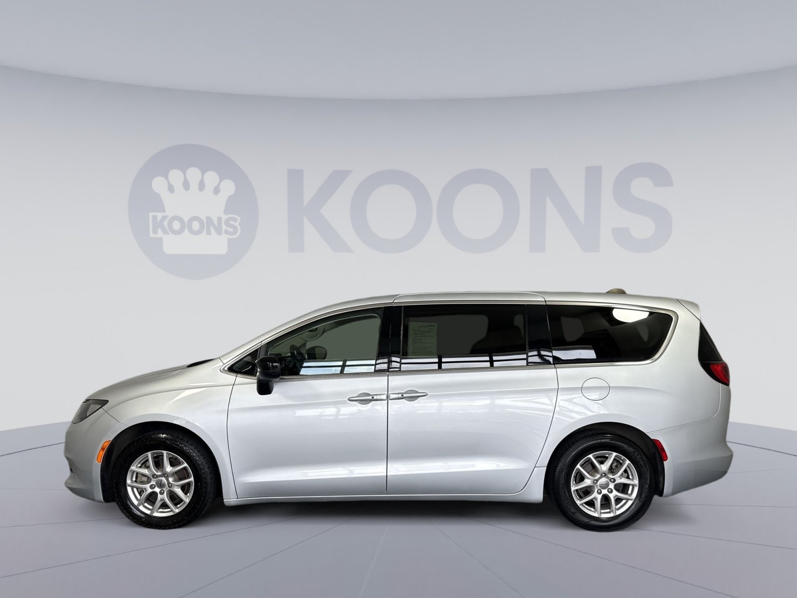 Used 2024 Chrysler Voyager LX FWD image 2