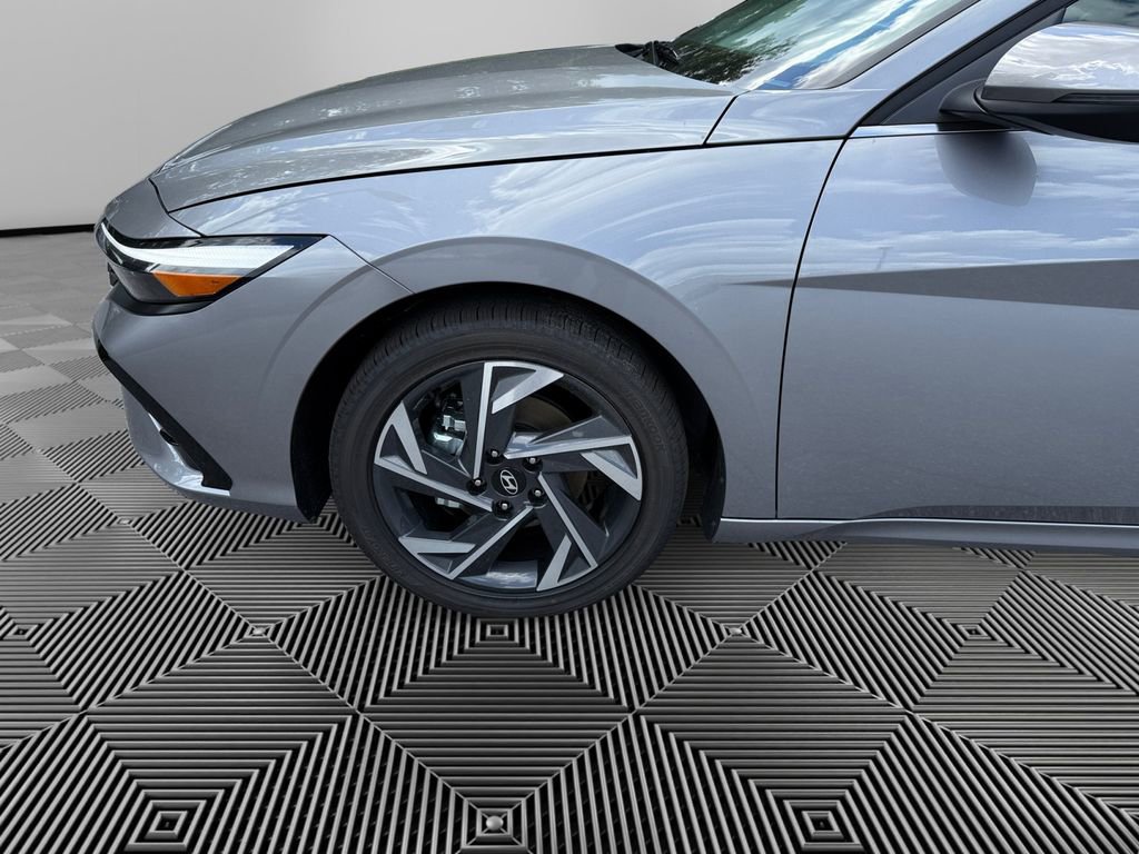 Used 2025 Hyundai Elantra Limited image 9