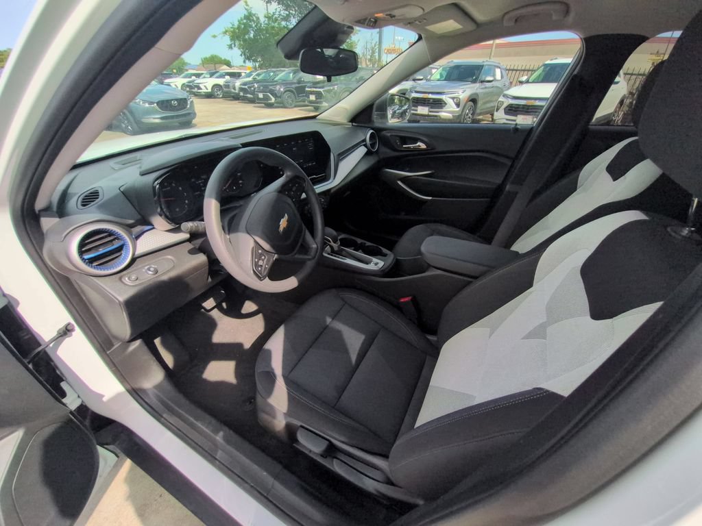 Used 2025 Chevrolet Trax LS FWD image 15