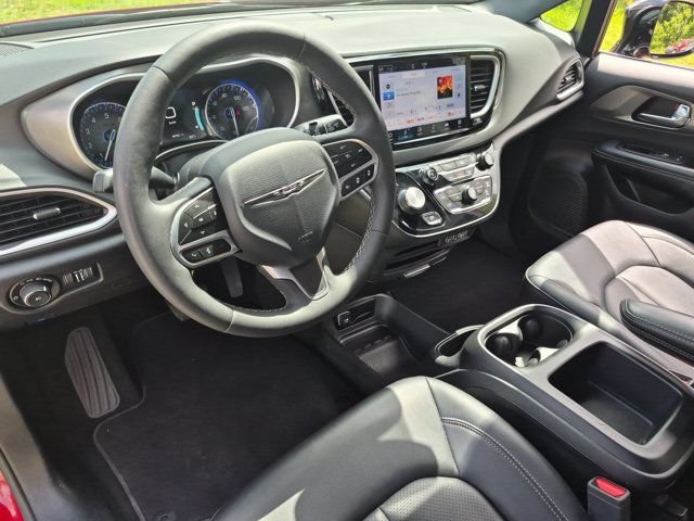 Used 2025 Chrysler Pacifica Select FWD image 15