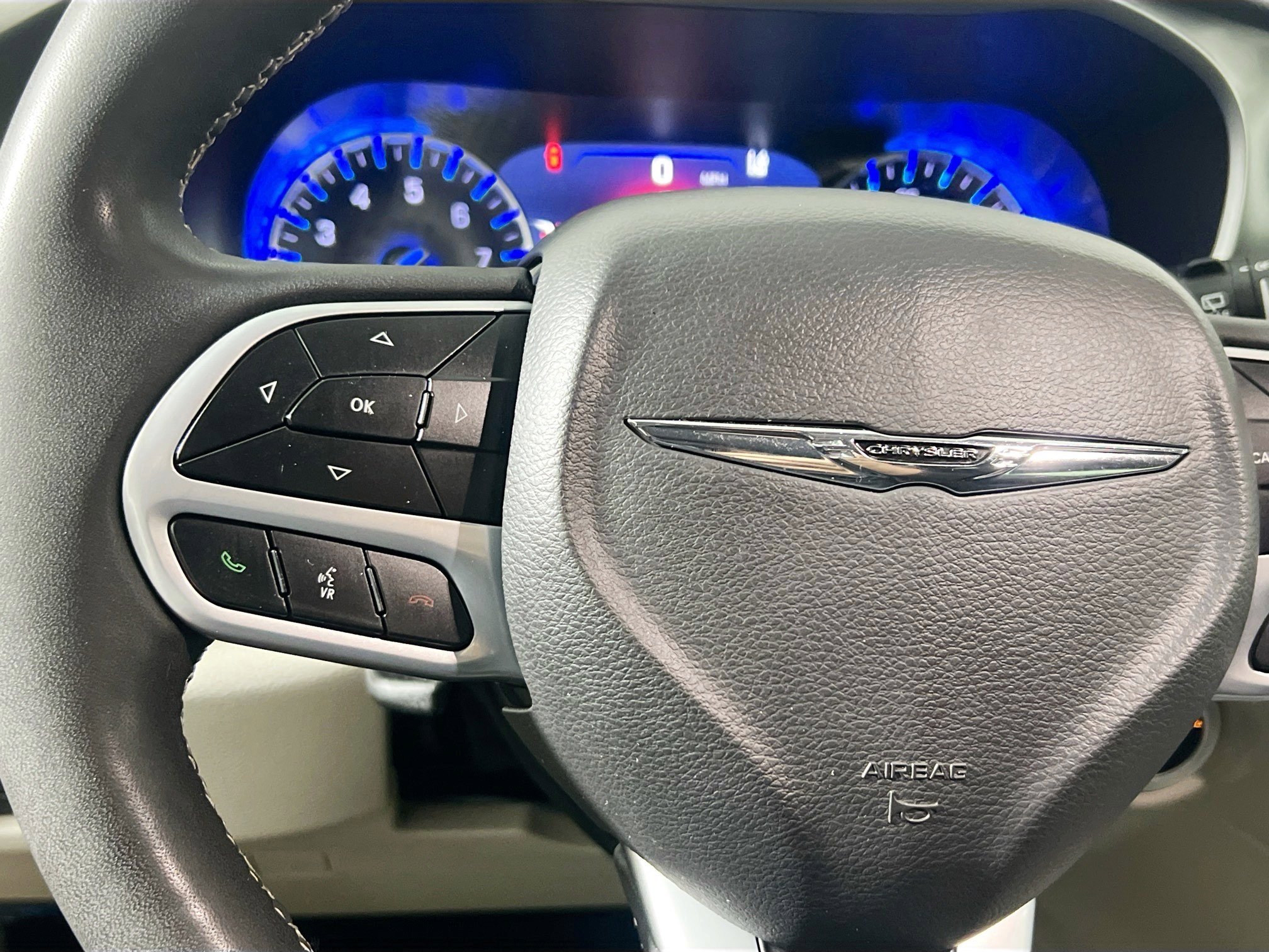 Used 2024 Chrysler Pacifica Touring-L image 18