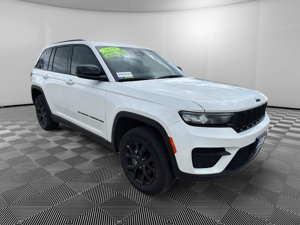 Used 2025 Jeep Grand Cherokee Altitude AWD/4WD image 6