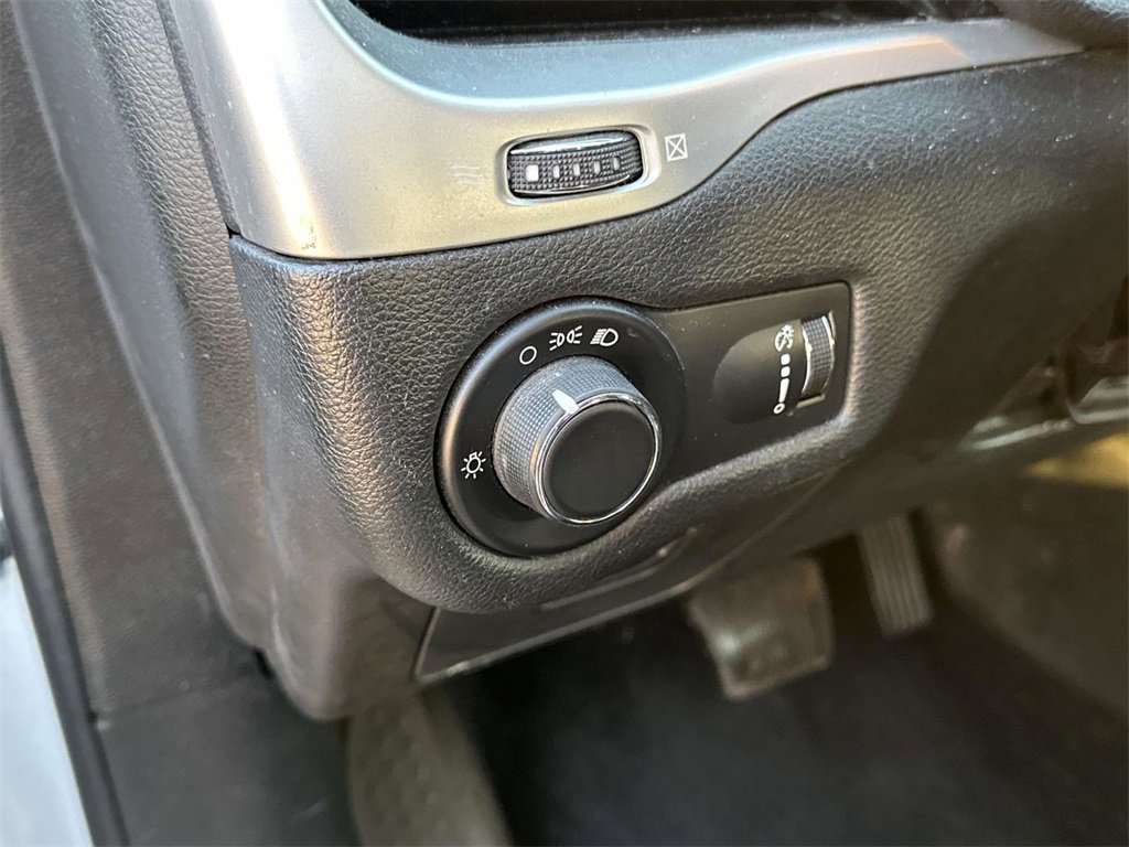 Used 2014 Jeep Cherokee Sport image 20