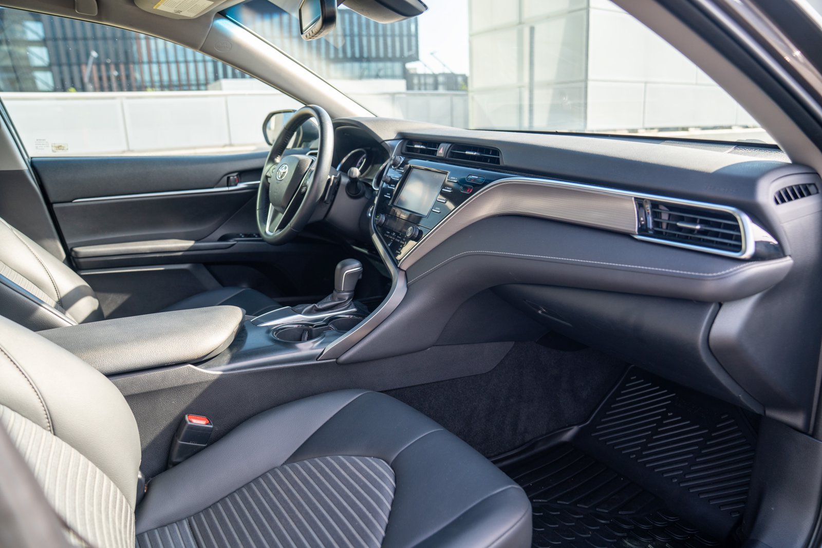 Used 2018 Toyota Camry SE w/ Convenience Package FWD image 22