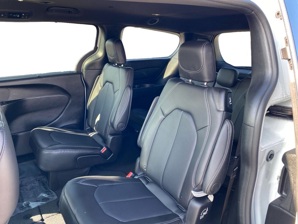 New 2026 Chrysler Pacifica Select image 16
