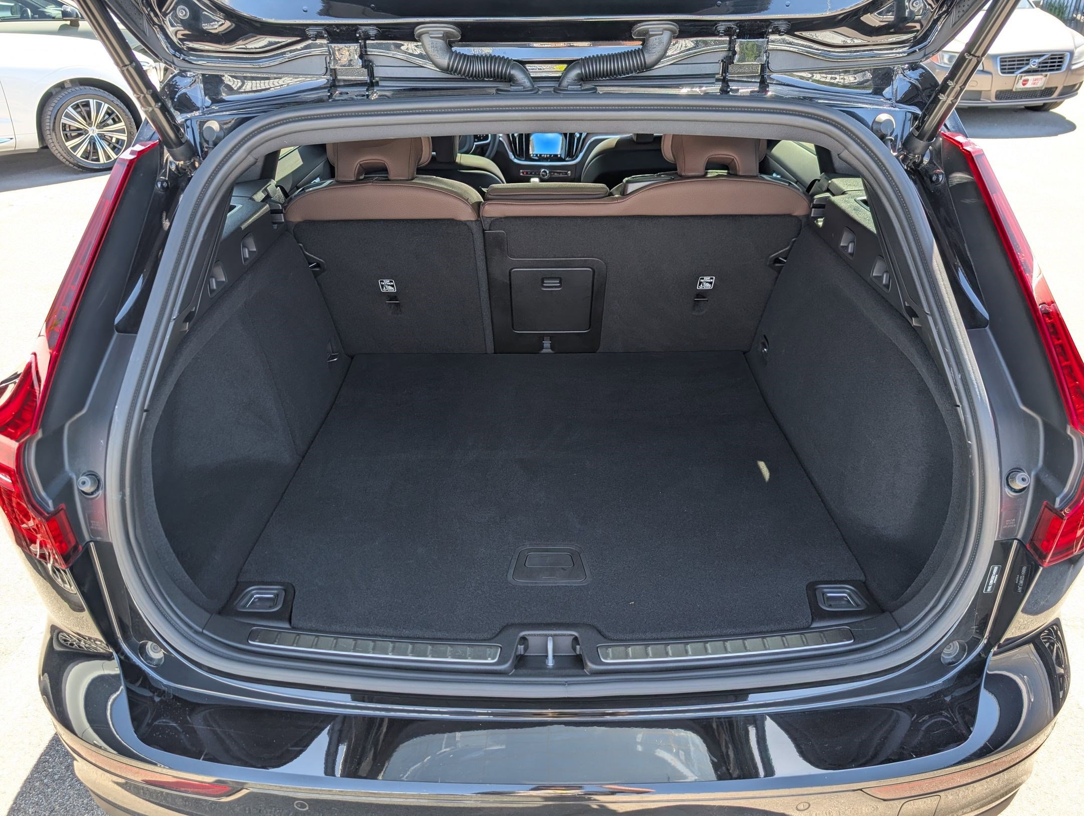 Used 2025 Volvo V60 B5 Cross Country Plus image 27