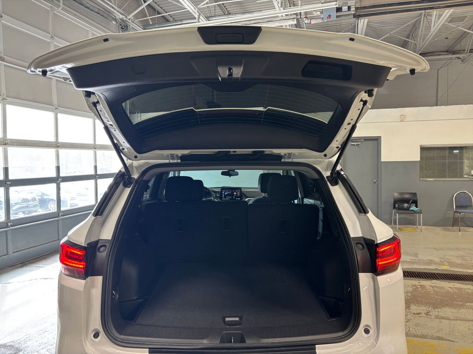 Used 2025 Chevrolet Blazer LT FWD image 32