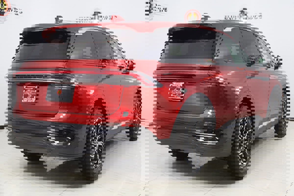 Used 2025 Lincoln Nautilus Premier image 3