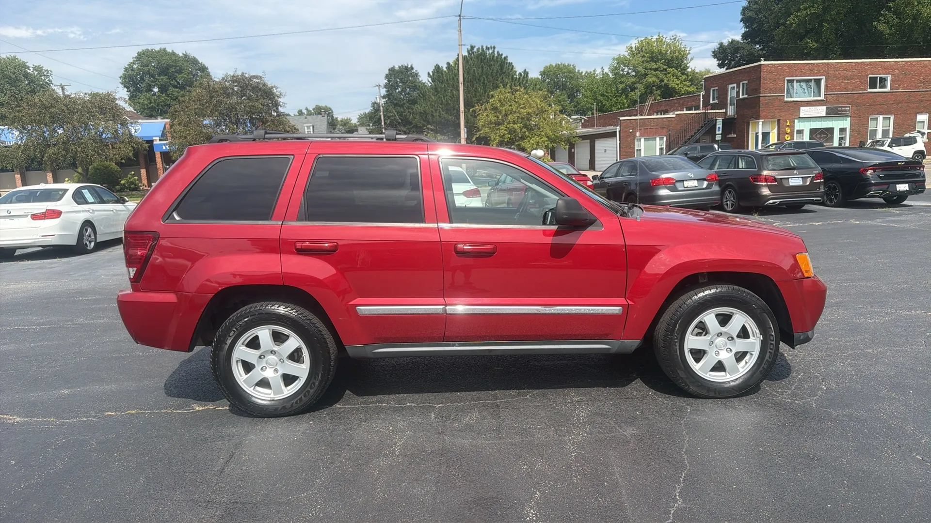 Used 2010 Jeep Grand Cherokee Laredo AWD/4WD image 4