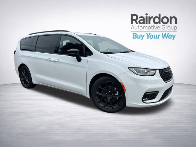 Used 2025 Chrysler Pacifica Limited image 1