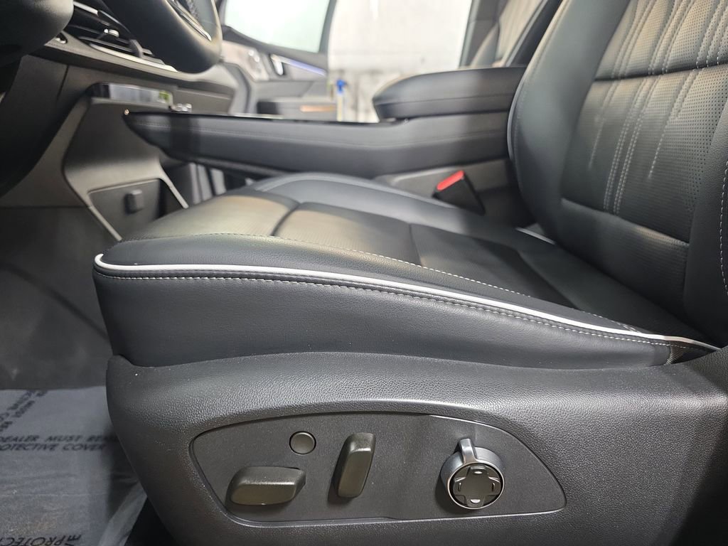 Used 2025 Buick Enclave Avenir w/ Super Cruise Package AWD/4WD image 31