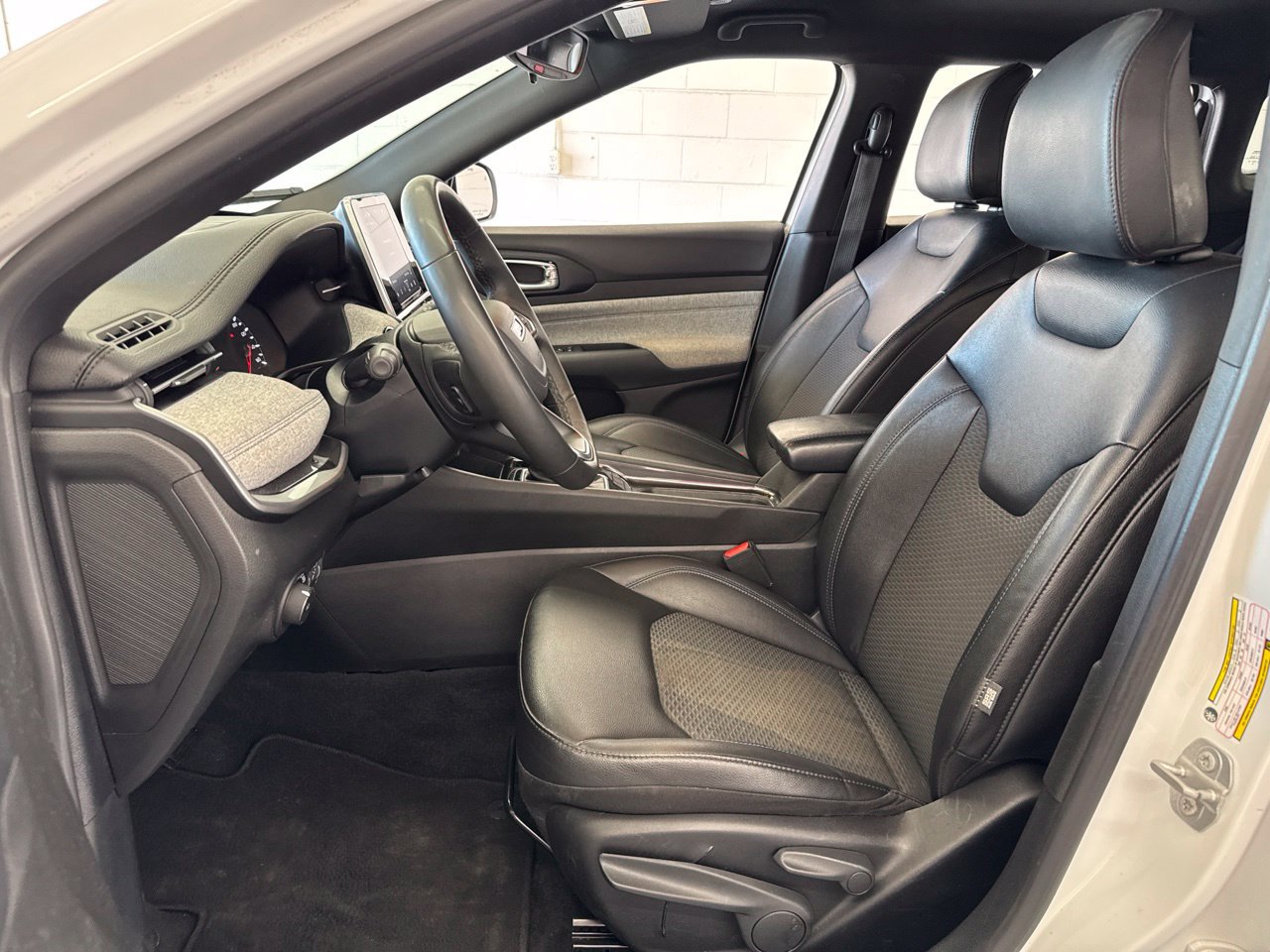 Used 2025 Jeep Compass Latitude AWD/4WD image 13