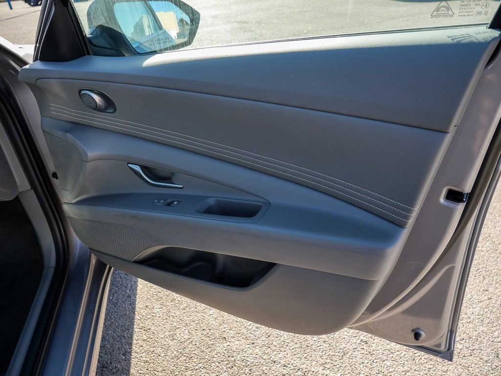 Used 2025 Hyundai Elantra SEL FWD image 16