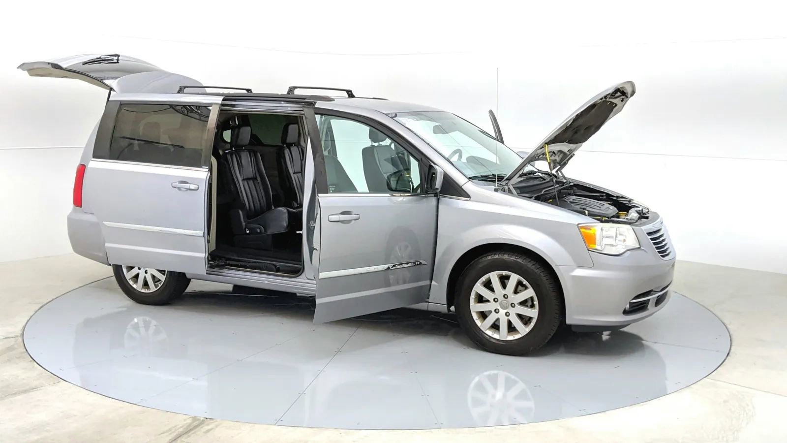 Used 2014 Chrysler Town & Country Touring image 34
