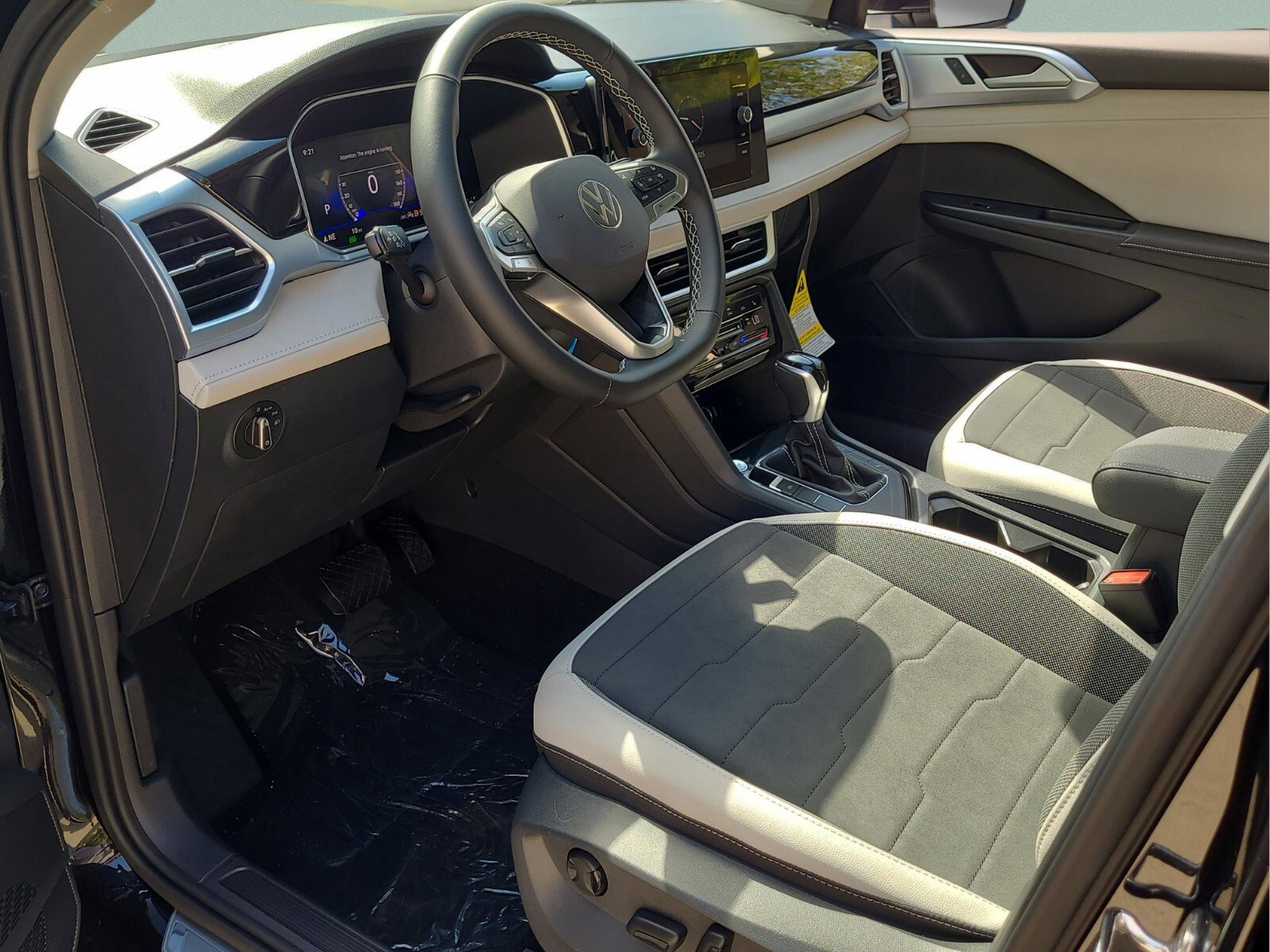 New 2025 Volkswagen Taos SE image 11