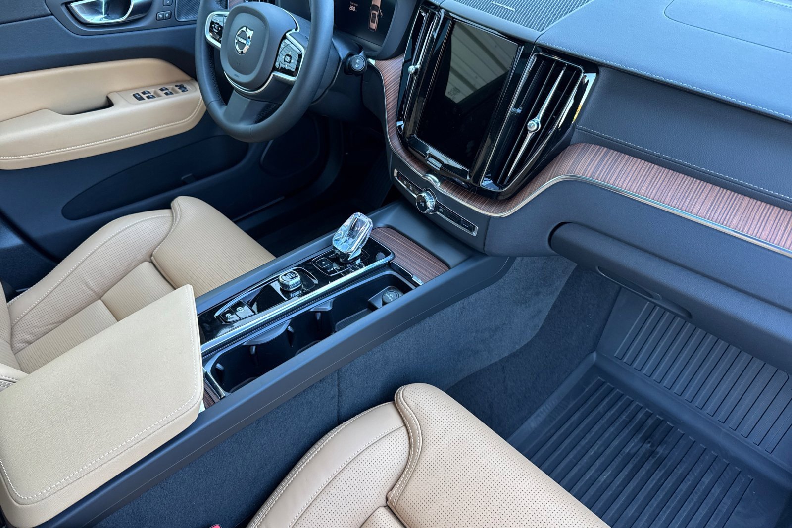 New 2025 Volvo XC60 B5 Ultra w/ Protection Package Premier image 15