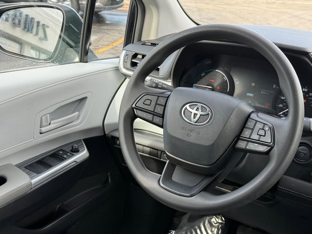 Used 2025 Toyota Sienna LE FWD image 15