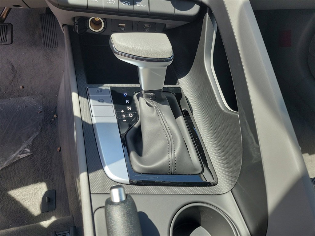 Used 2025 Hyundai Elantra SE image 24