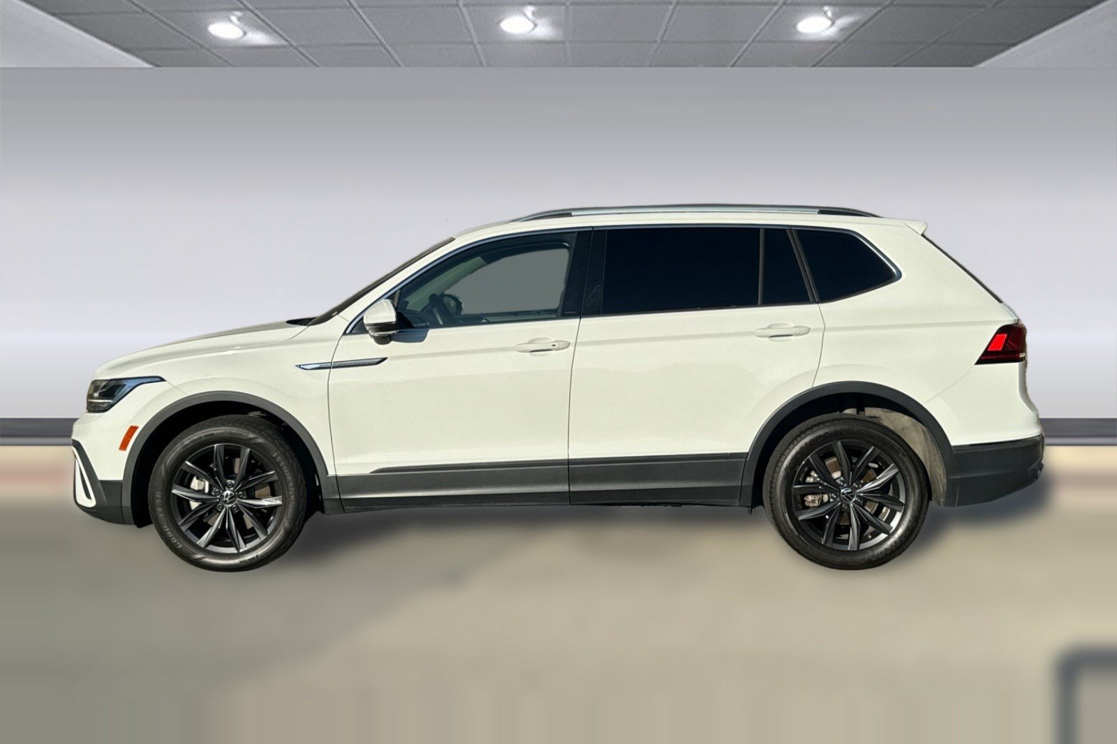 Used 2024 Volkswagen Tiguan SE FWD image 2