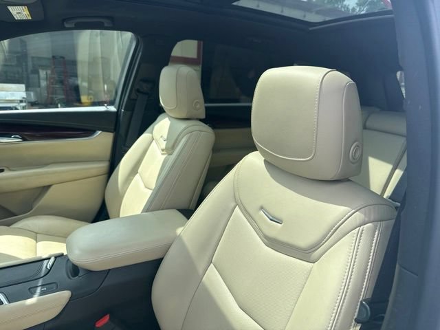 Used 2017 Cadillac XT5 Luxury w/ Driver Awareness Package FWD image 9