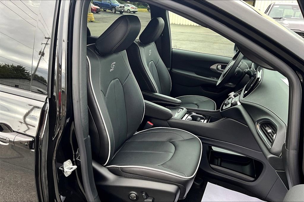 New 2026 Chrysler Pacifica Limited w/ S Appearance Package image 8