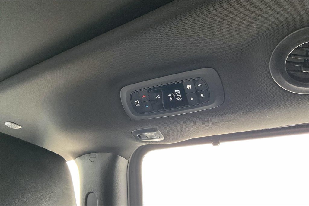 Used 2025 Chrysler Pacifica Limited FWD image 15