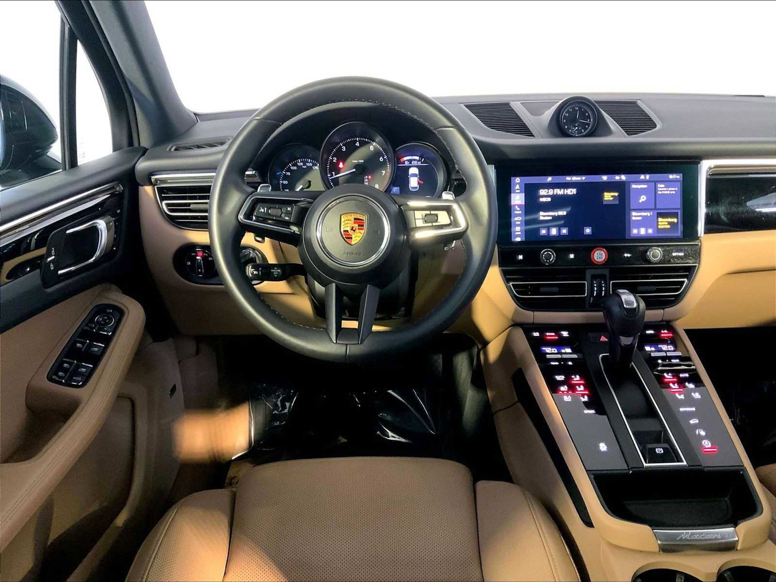 Certified 2025 Porsche Macan image 13