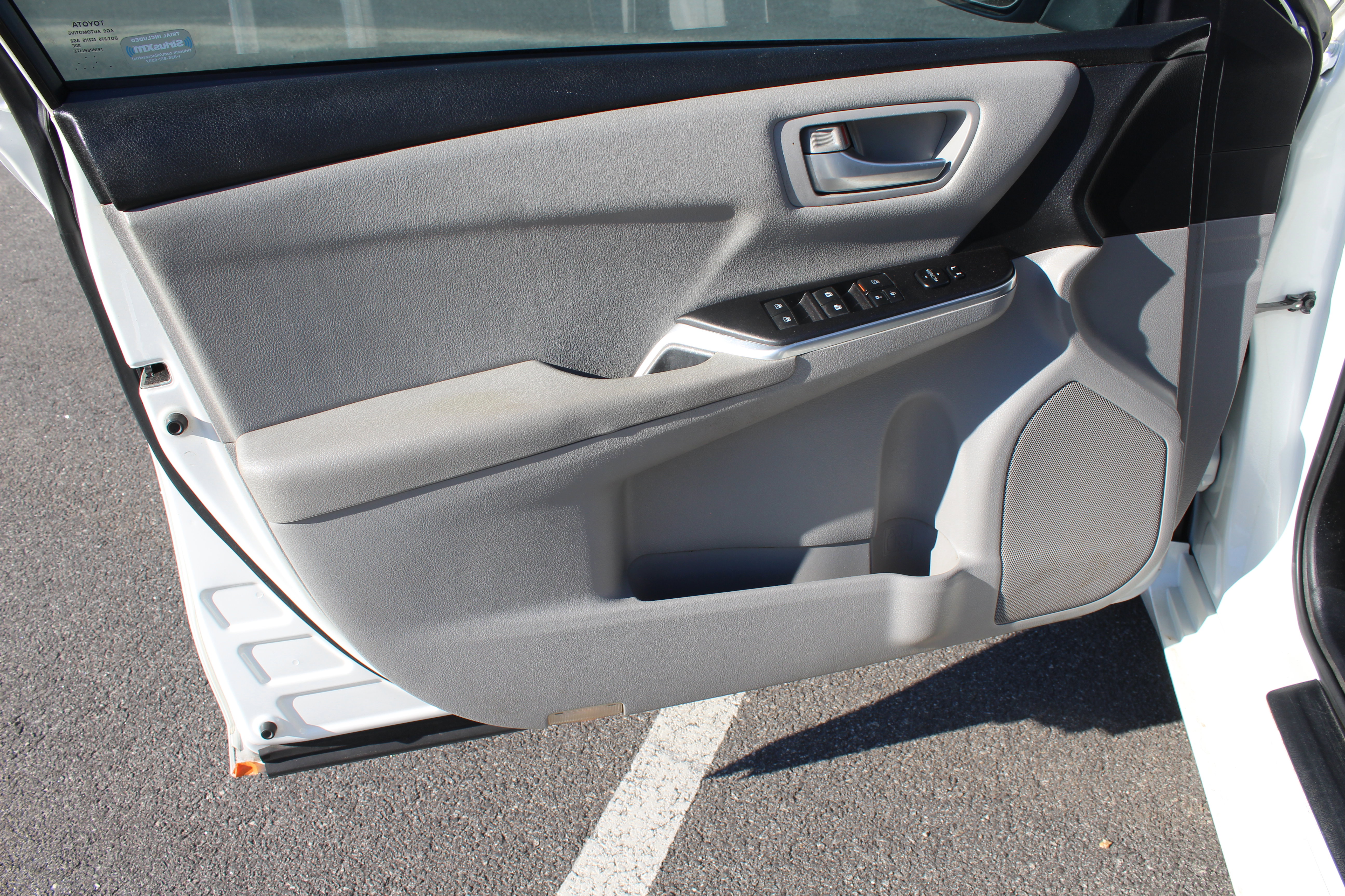 Used 2017 Toyota Camry SE w/ Moonroof Package image 28