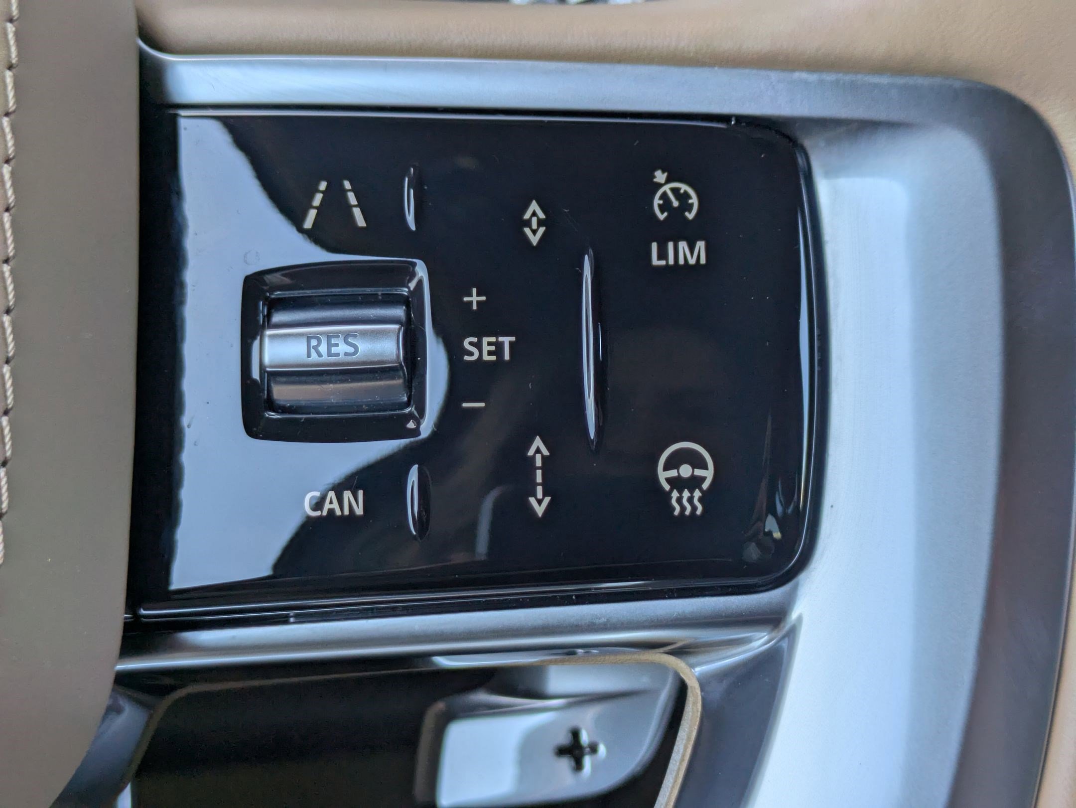 Certified 2025 Land Rover Range Rover SE image 17