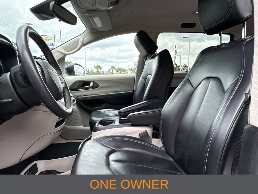 Used 2023 Chrysler Pacifica Touring-L FWD image 4