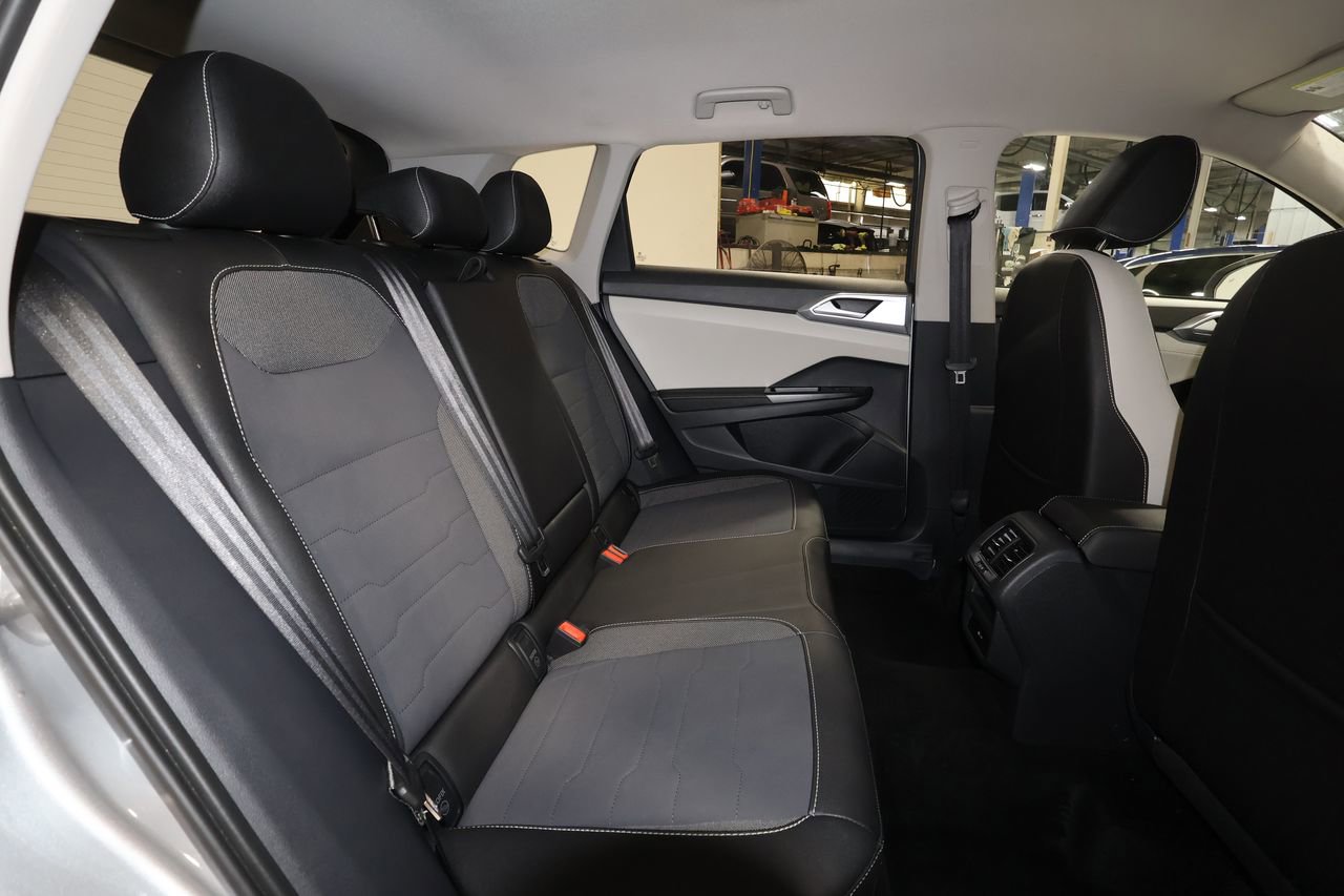 Used 2025 Volkswagen Taos SE image 24