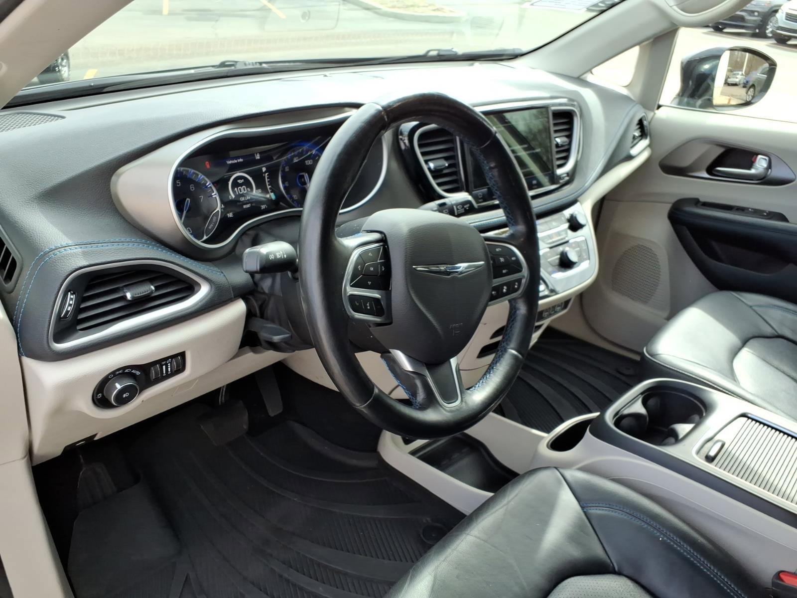 Used 2021 Chrysler Pacifica Touring-L image 15