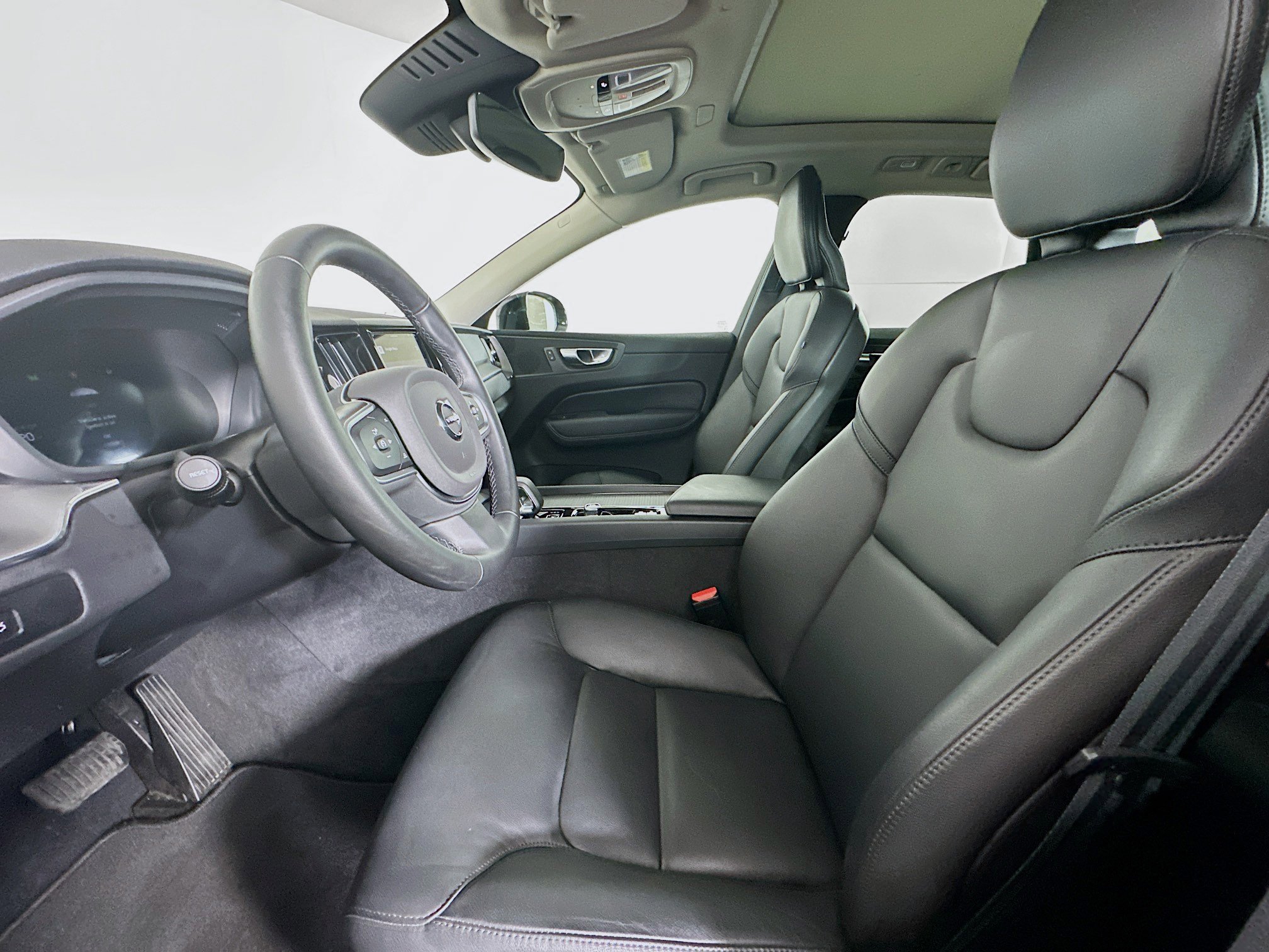 Used 2025 Volvo XC60 B5 Core image 13