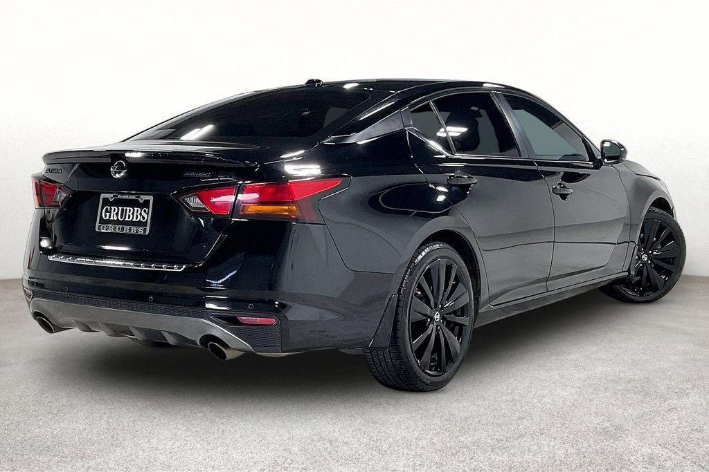 Used 2022 Nissan Altima 2.5 SR w/ Midnight Edition Package FWD image 2