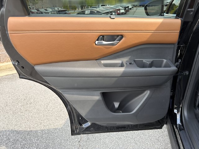 New 2026 Nissan Pathfinder Platinum FWD image 25