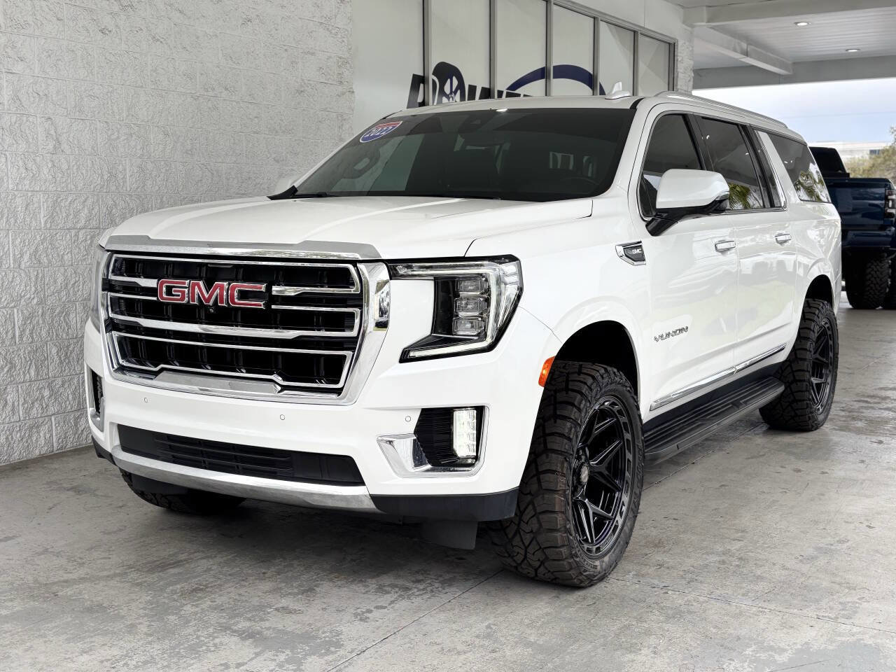 Used 2022 GMC Yukon XL SLT w/ SLT Luxury Package image 2